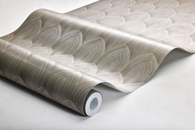 Ein Wohnzimmer mit einem Sofa, einem Tisch und Pflanzen.