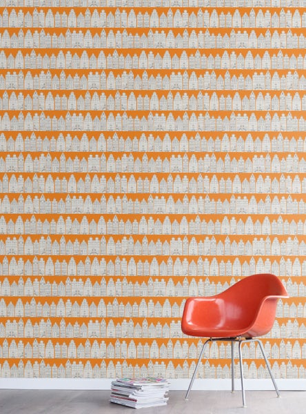 Wohnraum mit Tapete mit Hausmuster und Stuhl