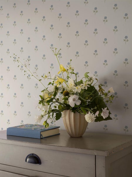 Wohnzimmer mit schwarzer Marmortapete und modernen Möbeln für ein stilvolles Ambiente.