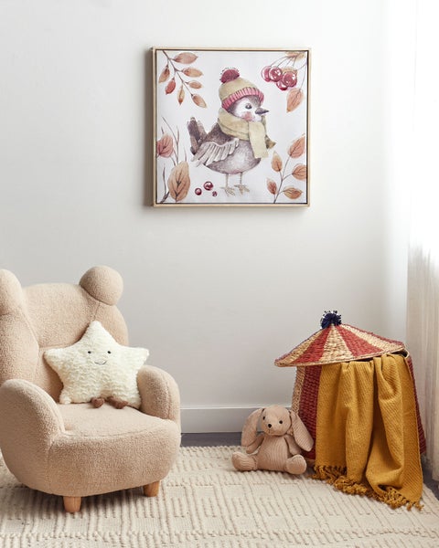Kinderszene mit Teddyohrensessel, Sternkissen, Hasenkuscheltier, Spielzeugkorb und Vogelbild