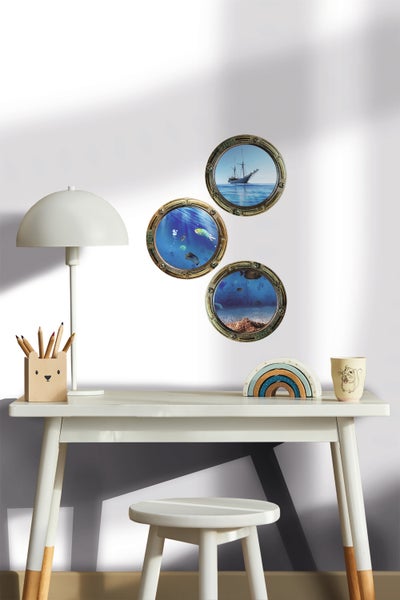 Dekoratives Kinderzimmer mit Schreibtisch, Stuhl und Wanddekoration im maritimen Stil