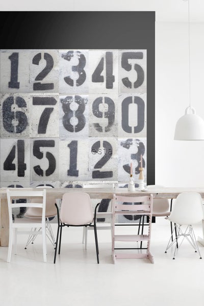 Esszimmer mit Tapete mit Zahlenmuster und Holztisch mit Stühlen