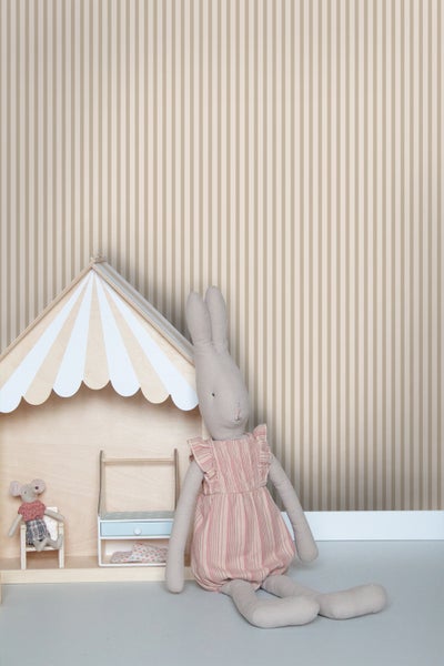 Szene mit Puppenhaus, Stoffhase und Stoffmaus vor gestreifter Tapete