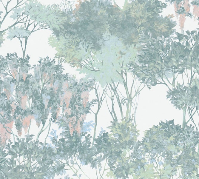 Wohnzimmer mit gemusterter Tapete, Kommode, Spiegel und Dekorationen