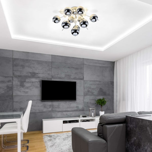 Modernes Wohnzimmer mit Kugel-Deckenleuchte, grauer Wand und Fernseher