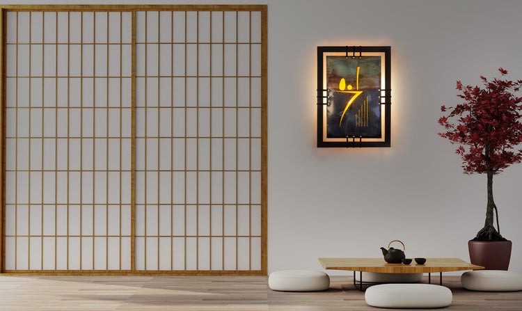 Heller Raum mit japanischen Schiebetüren, dekorativer Wandleuchte, kleinem Tisch und Bonsai-Baum.