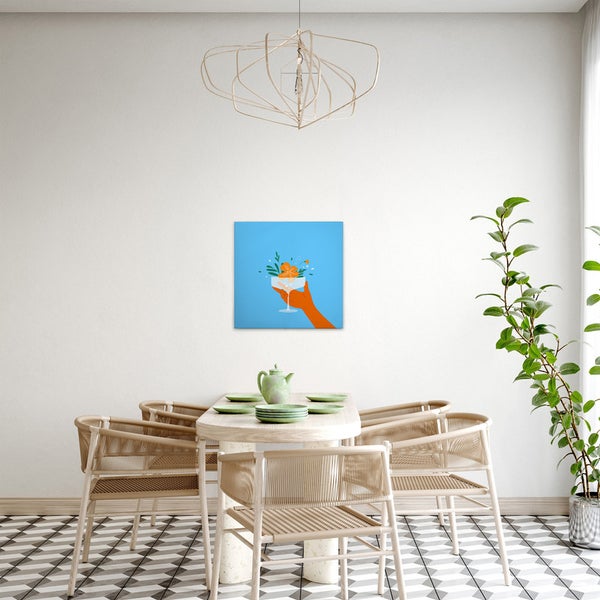 Gemäldeszene mit Esstisch, Stühlen und einer Zimmerpflanze vor einer Wand mit einem Bild von einem Cocktailglas.