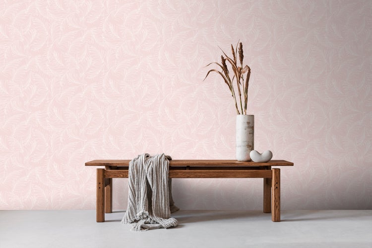 Szene mit Holzbank, Decke, Vase, Dekoration und gemusterter Tapete