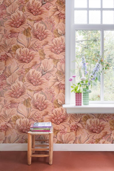 Raum mit floral gemusterter Tapete, Fenster und Holzstuhl