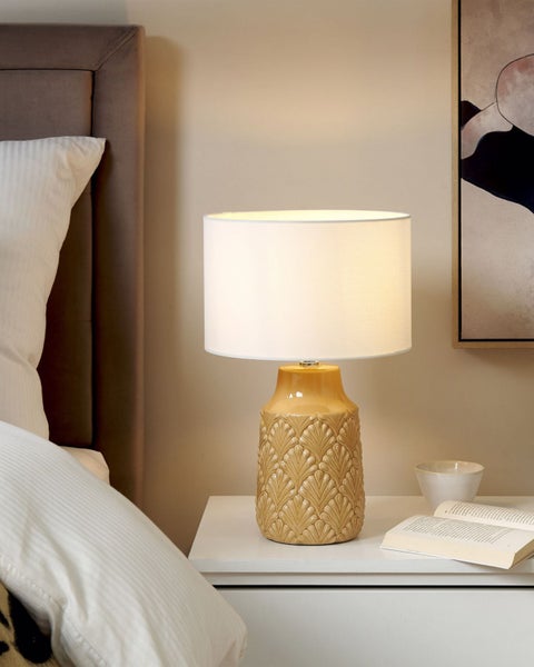 Dekorative Tischleuchte mit Lampenschirm auf einem Nachttisch