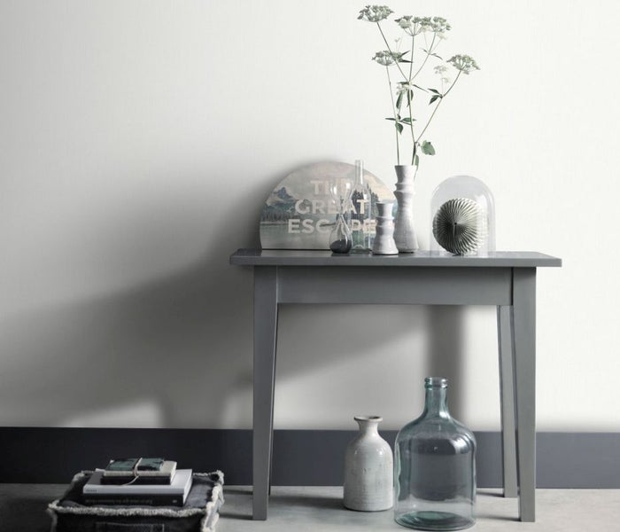 Wohnzimmer-Szene mit Stehlampe, Spiegel und Sessel