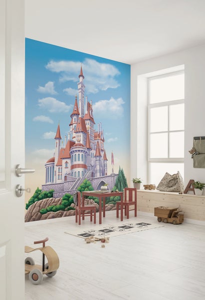 Kinderzimmer mit Wandbild eines Schlosses und Holzspielzeug