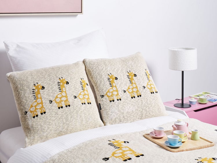 Kinder Dekokissen Giraffenmotiv Baumwolle beige 45 x 45 cm 2er Set CHILARI