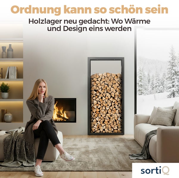 Wohnzimmer mit Kamin, Holzregal und einer Frau auf einer Ottomane