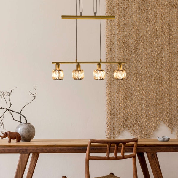 Esstischszene mit einer linearen Pendelleuchte mit vier Leuchten über einem Holztisch