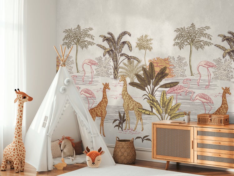 Kindertapete mit Safari-Motiv, Giraffen und Flamingos im Skizzenstil, im hellen Kinderzimmer mit Tipi und Sideboard aus Holz.