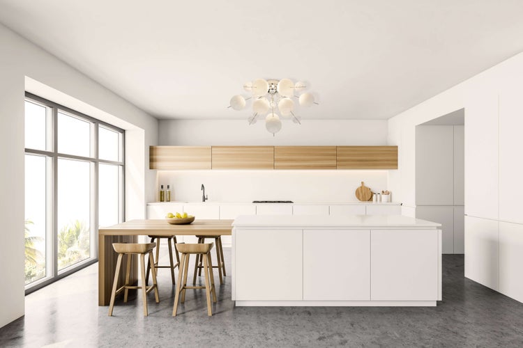 Helles Wohnzimmer mit Sesseln, Couchtisch und Deckenleuchte