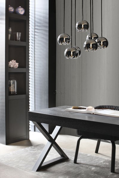 Innenraum mit Schrank, Schreibtisch und Hängelampe