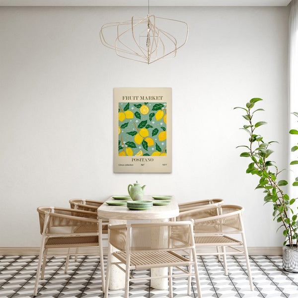 Wohnraum mit Esstisch, Stühlen und einem Wandbild mit Zitronenmotiv