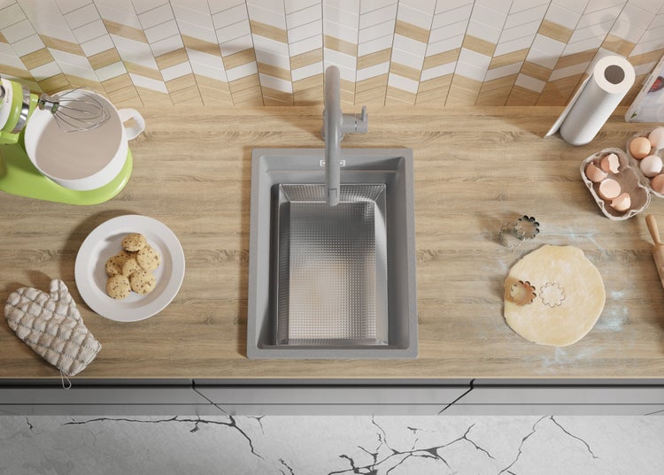 Küchenszene mit Spüle, Armatur, Teig, Plätzchen und Küchenmaschine