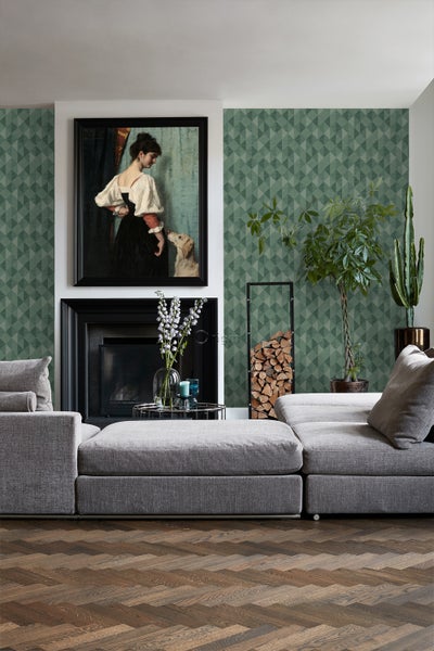 Wohnzimmer mit Sofa, Kamin und geometrischer Tapete