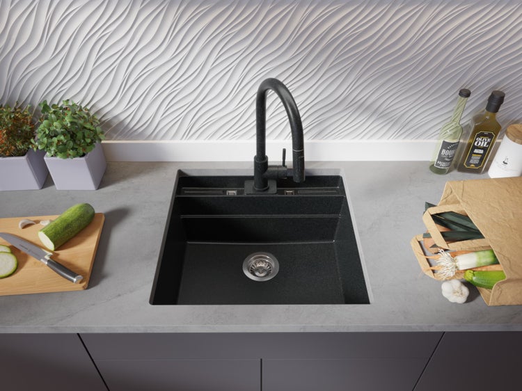 Küchenszene mit Spüle, Armatur und Lebensmitteln auf der Arbeitsplatte