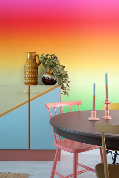 Esszimmer mit Esstisch, Stühlen, Sideboard und Dekorationsgegenständen für eine stilvolle Einrichtung