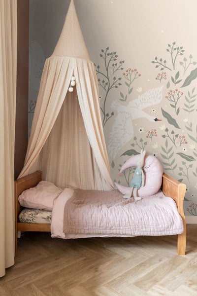 Kinderzimmer mit Himmelbett und dekorativer Wandtapete mit Pflanzen- und Schwanenmotiv