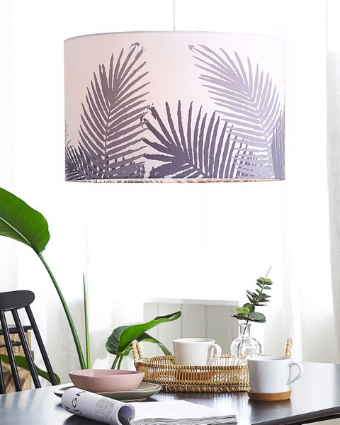 Hängelampe mit Palmenblattmuster über einem Esstisch