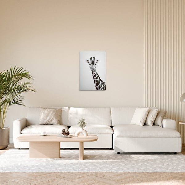 Wohnzimmer mit Sofa und einem gerahmten Giraffenbild an der Wand