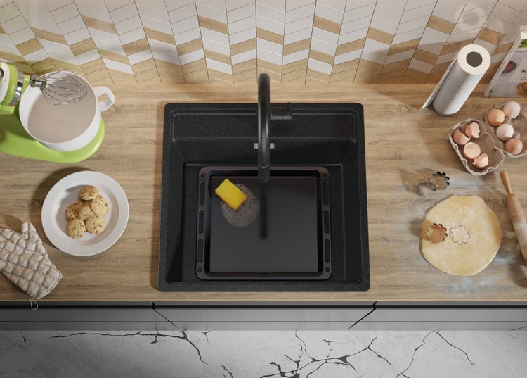 Küchenszene mit Spüle, Armatur, Backblech, Teig und Utensilien