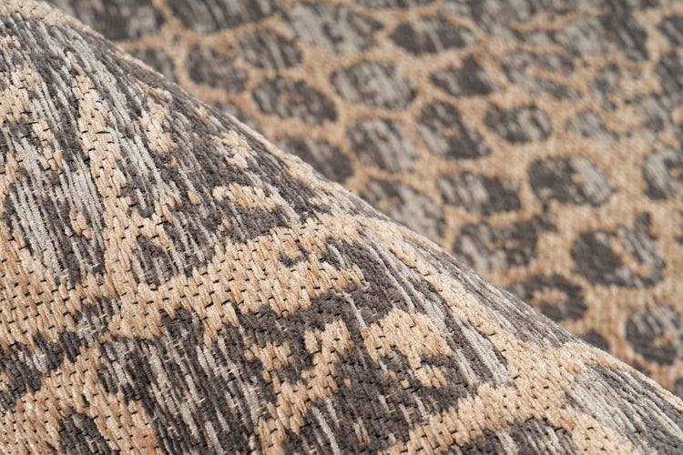Nahaufnahme eines gewebten Teppichs mit Leopardenmuster in Braun und Beige, die die detaillierte Textur und Faserstruktur zeigt.