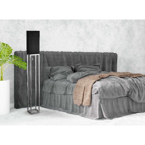 Stehleuchte mit schwarzem Lampenschirm und silberfarbenem Gestell