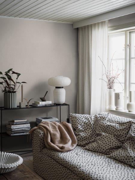 Abrollcontainer mit Warnstreifen zur Abfallentsorgung