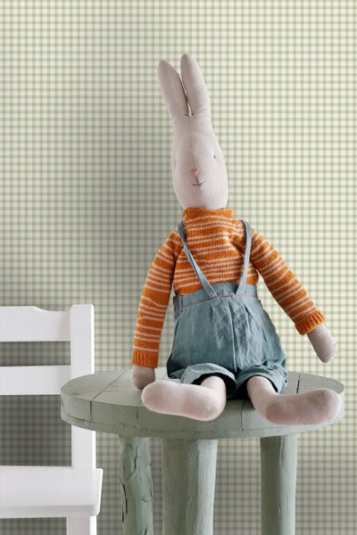 Stofftier Hase mit Latzhose auf Hocker