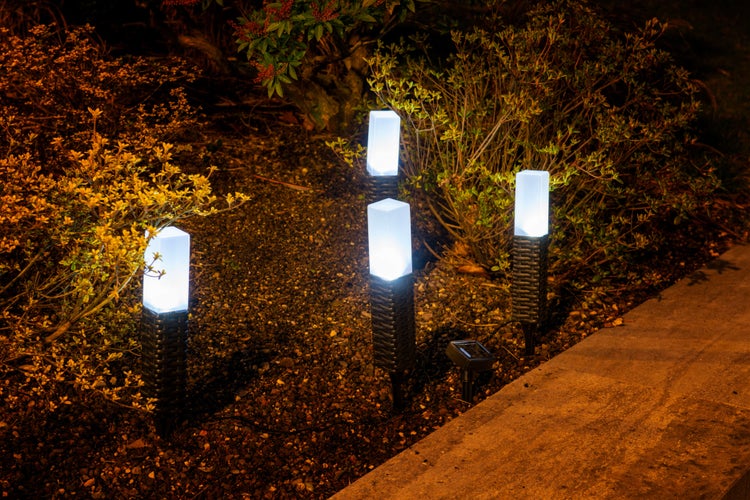 Dekorative Solarleuchten im Garten bei Nacht