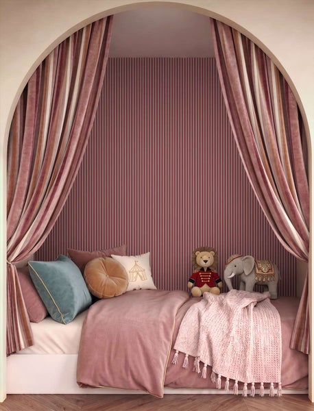 Kinderzimmer mit gestreifter Tapete, einem Bett mit Kissen und Stofftieren sowie gestreiften Vorhängen in einer bogenförmigen Nische.