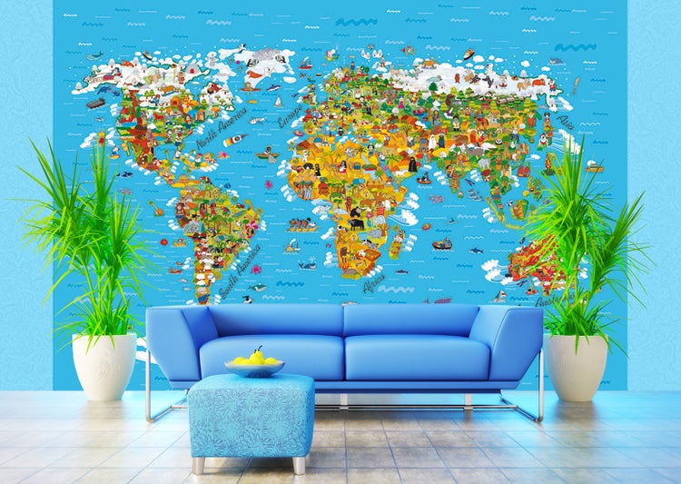 Wohnzimmer mit Weltkarte-Tapete, Sofa und Zimmerpflanzen