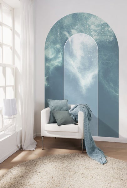 Wohnzimmer mit dekorativer Wandtapete, Sessel, Kissen und Teppich für eine gemütliche Atmosphäre