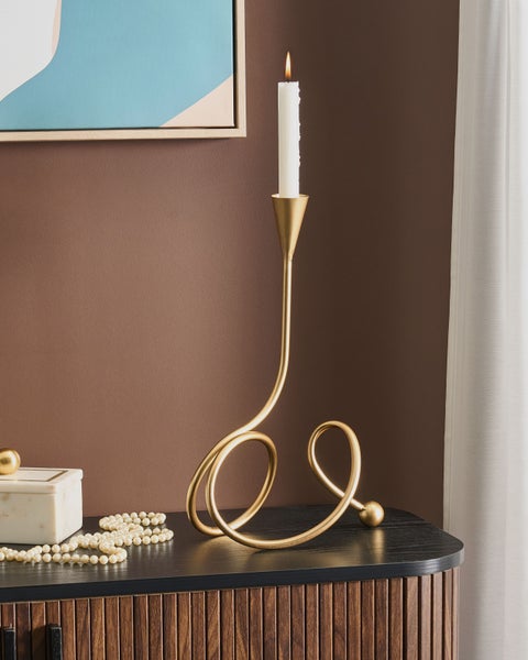 Kerzenständer mit Kerze auf einem Schrank