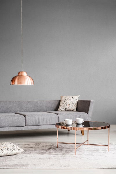 Wohnzimmer-Szene mit Sofa, Couchtisch und Pendelleuchte