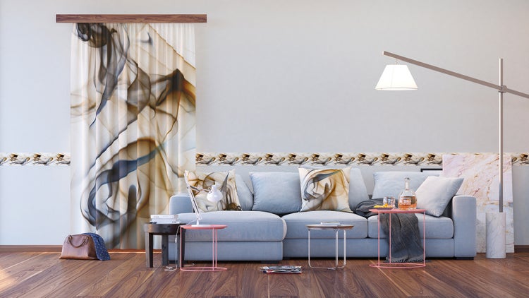 Wohnzimmer mit Sofa, Vorhang und Bordüre mit abstraktem Muster