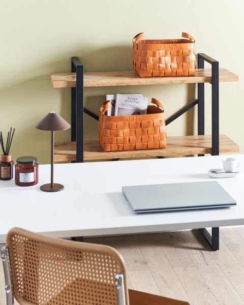 Szene eines Arbeitszimmers mit Schreibtisch, Stuhl und Regal