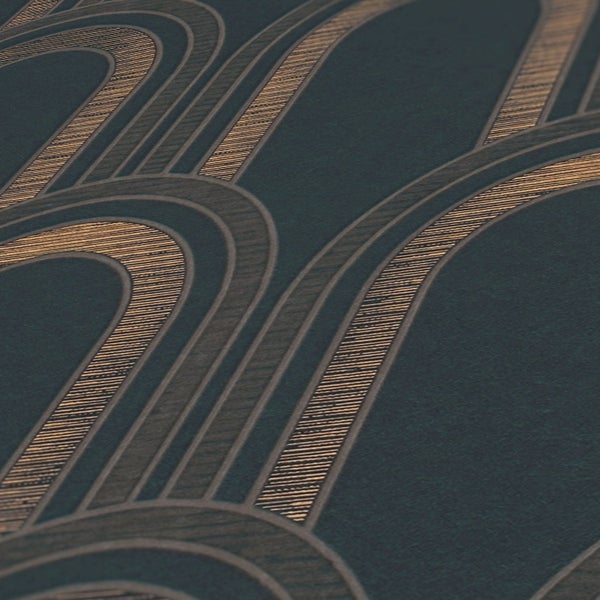 Wohnraum mit Zimmerpflanzen, Lampe und Bild auf einer Kommode vor einer einfarbigen Wand.