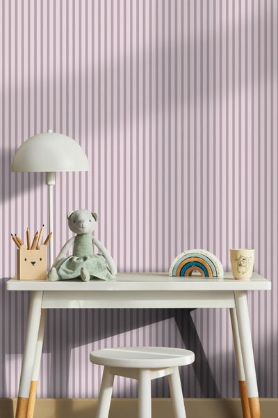 Kinderzimmer mit Schreibtisch, Stuhl und gestreifter Tapete