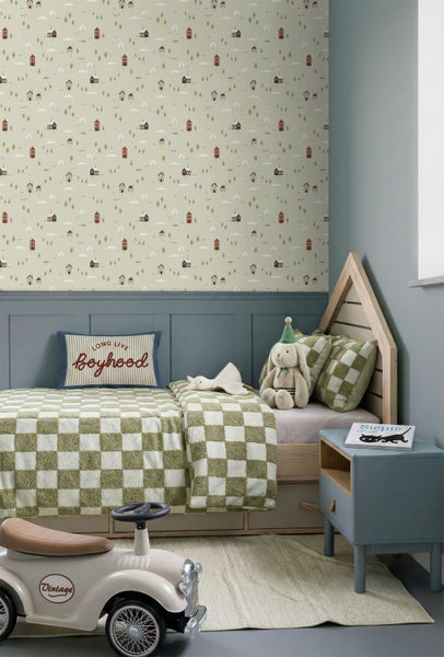 Kinderzimmer mit Tapete im Dorf-Motiv, Wandpaneelen, einem Holzbett in Hausform und karierter Bettwäsche.