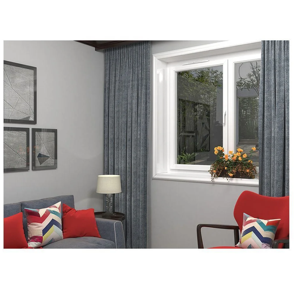 Wohnzimmer mit Fenster, Vorhängen und Möbeln