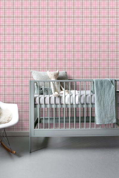 Kinderzimmer mit karierter Tapete, Babybett und Schaukelstuhl