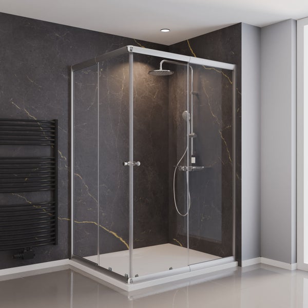 Moderne Eckduschkabine aus Glas mit Chromrahmen, Regenduschset und Handbrause in einem hellen Badezimmer mit Wänden in Marmoroptik.