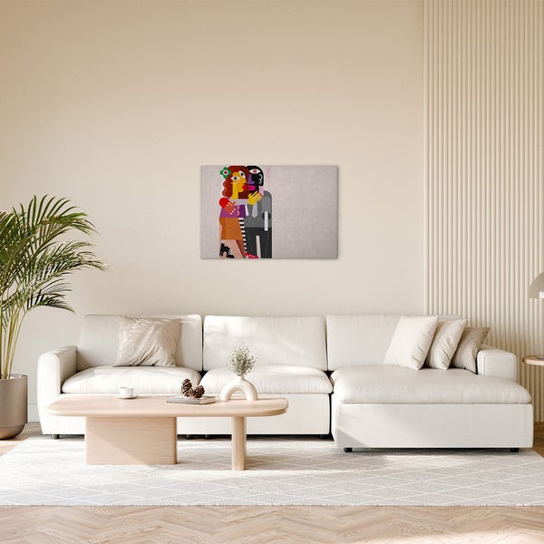 Wohnzimmer mit weißem Ecksofa, Holztisch und einem abstrakten Gemälde an der Wand als Dekoration